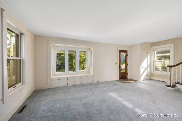 16 Graceland NE Street, Grand Rapids, MI 49505