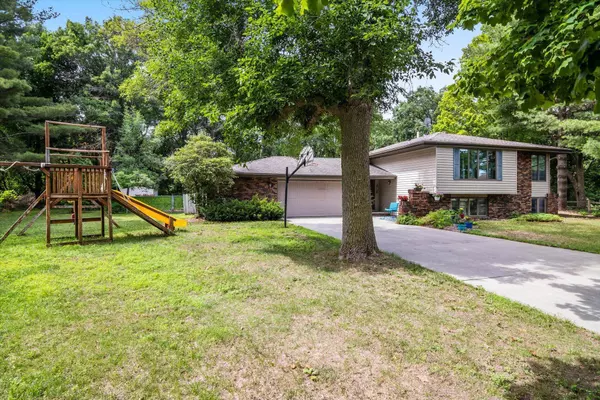 562 River Hills DR, River Falls, WI 54022