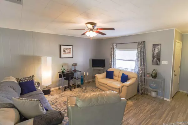 606 Hickory St, Jourdanton, TX 78026