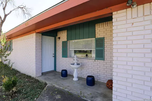 606 Hickory St, Jourdanton, TX 78026
