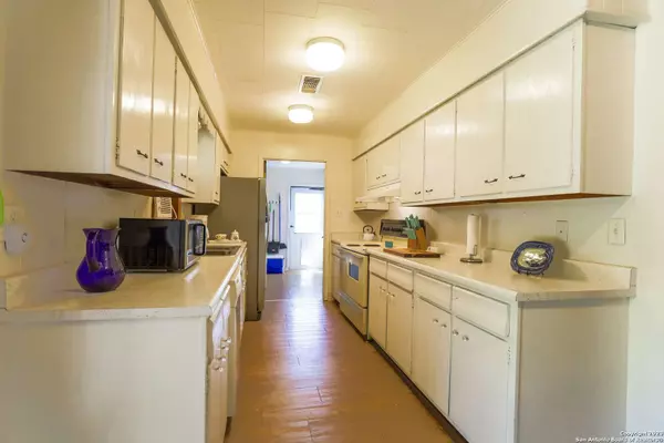 606 Hickory St, Jourdanton, TX 78026