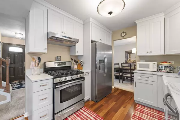 1085 John Drive, Hoffman Estates, IL 60169