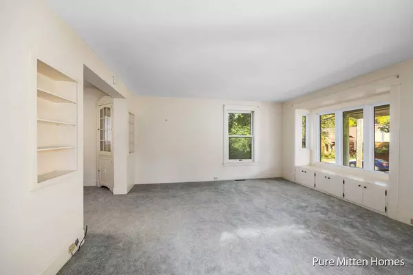 16 Graceland NE Street, Grand Rapids, MI 49505