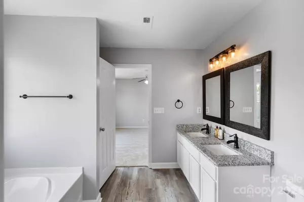 9018 Newfield ST, Charlotte, NC 28216