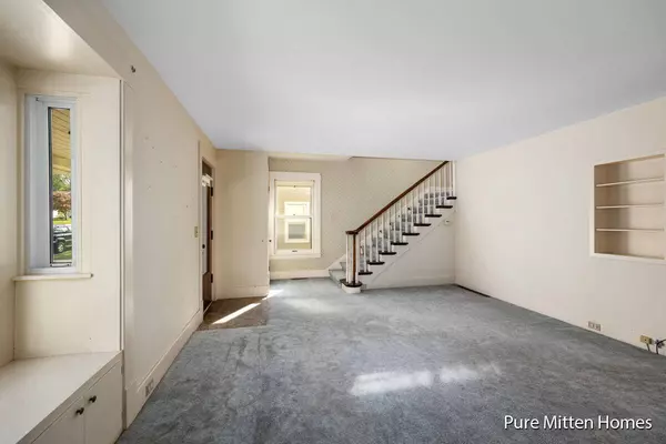 16 Graceland NE Street, Grand Rapids, MI 49505