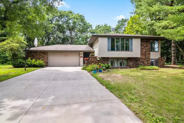 562 River Hills DR, River Falls, WI 54022
