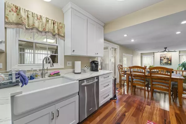 1085 John Drive, Hoffman Estates, IL 60169