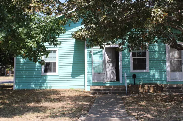 220 W Wardville Street, Cleburne, TX 76033