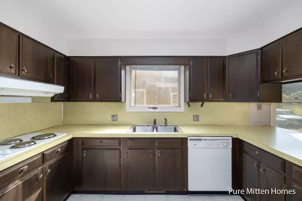 16 Graceland NE Street, Grand Rapids, MI 49505