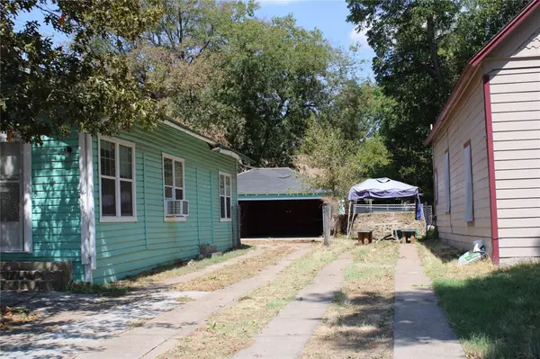 220 W Wardville Street, Cleburne, TX 76033