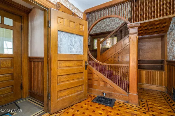 525 6TH Street S, Grand Forks, ND 58201