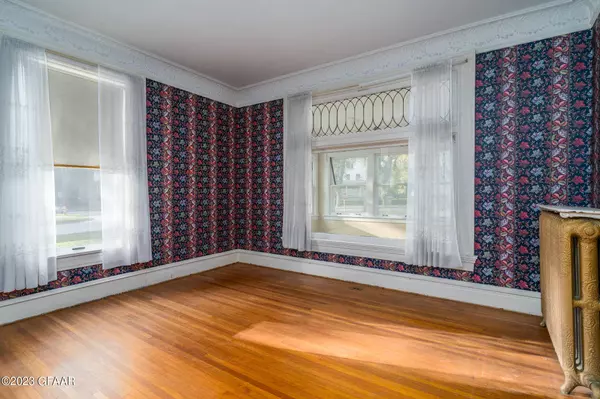 525 6TH Street S, Grand Forks, ND 58201