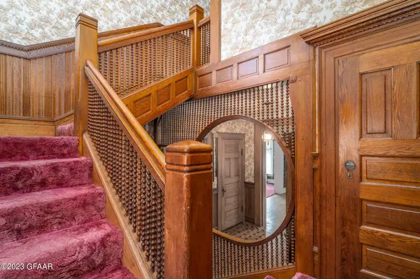 525 6TH Street S, Grand Forks, ND 58201