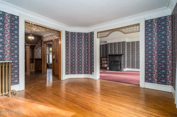 525 6TH Street S, Grand Forks, ND 58201