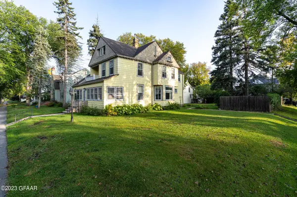 525 6TH Street S, Grand Forks, ND 58201