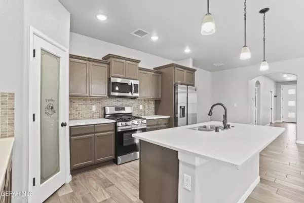 6913 BROWN MESQUITE Lane, El Paso, TX 79934