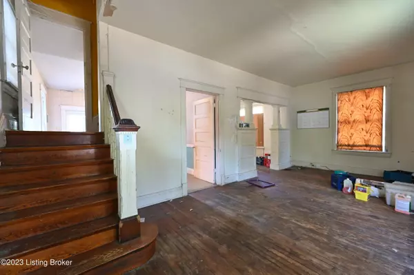 1899 Princeton Dr Dr, Louisville, KY 40205