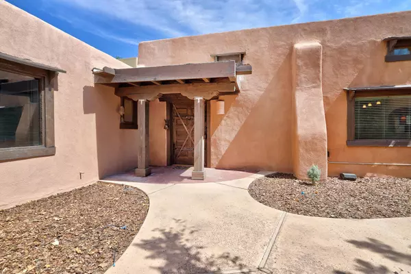 34 Camino Arco Iris, Corrales, NM 87048