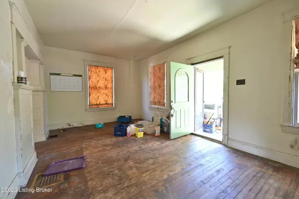 1899 Princeton Dr Dr, Louisville, KY 40205