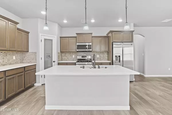 6913 BROWN MESQUITE Lane, El Paso, TX 79934