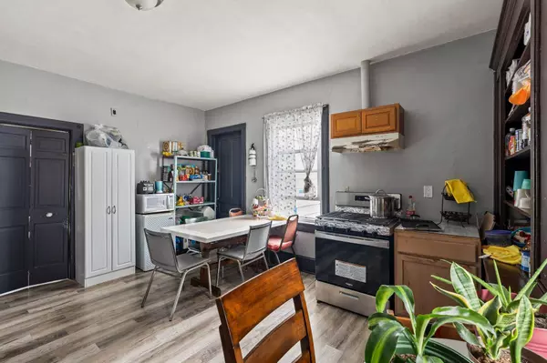 2861 S 7th St, Milwaukee, WI 53215