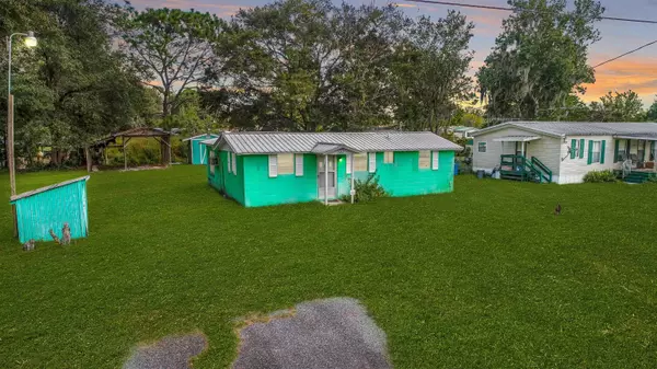 132 Shoreline Ave, Satsuma, FL 32177