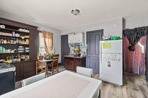 2861 S 7th St, Milwaukee, WI 53215