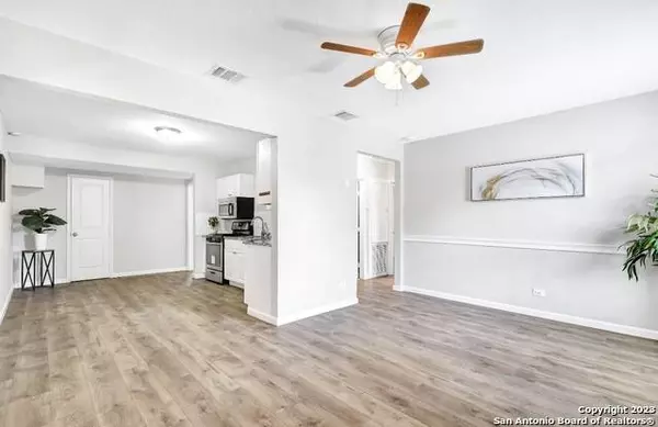 211 DICKSON AVE, San Antonio, TX 78214-2421