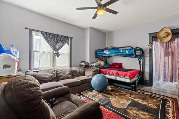 2861 S 7th St, Milwaukee, WI 53215