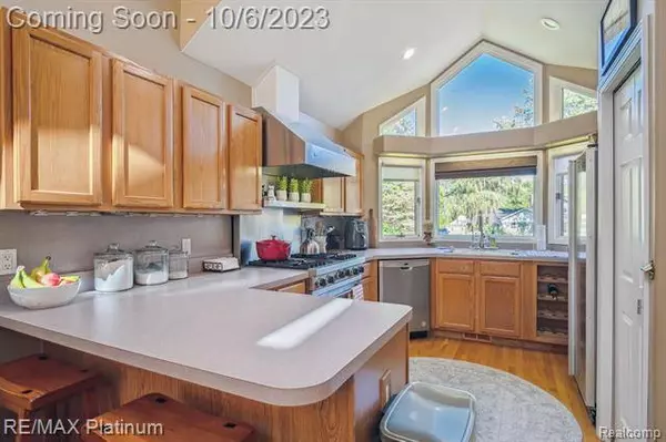 5076 FOREST VIEW Court, Brighton, MI 48116