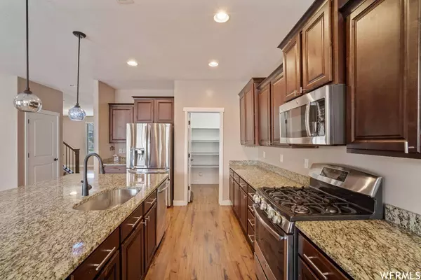 928 AMBERLY DR, North Salt Lake, UT 84054