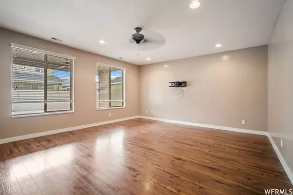 928 AMBERLY DR, North Salt Lake, UT 84054