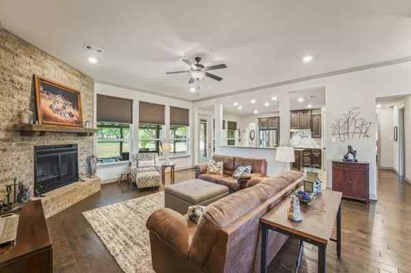 546 Pierce Road, Red Oak, TX 75154