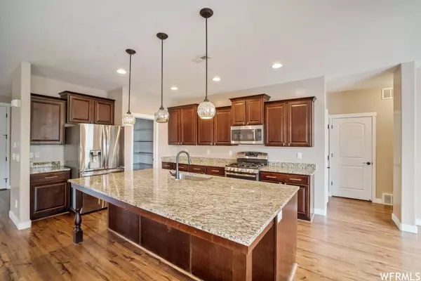 928 AMBERLY DR, North Salt Lake, UT 84054