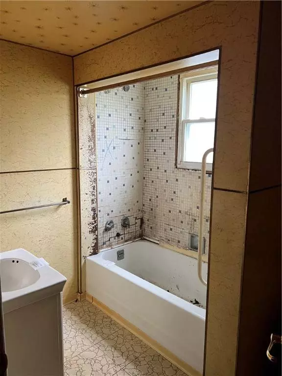 360 Edna St, East Mc Keesport, PA 15035