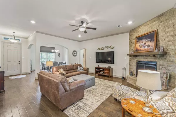 546 Pierce Road, Red Oak, TX 75154