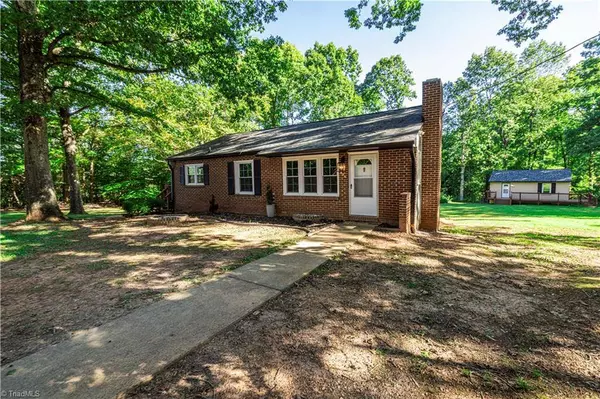 975 Pacific DR, Winston Salem, NC 27105