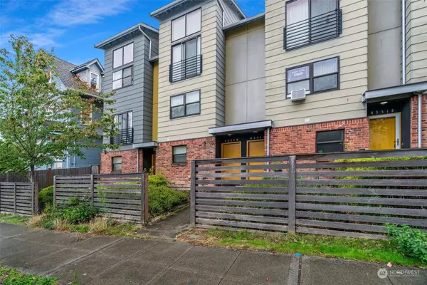 4331 9th AVE NE #B, Seattle, WA 98105