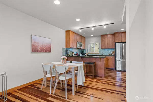 4331 9th AVE NE #B, Seattle, WA 98105