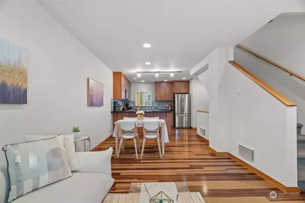 4331 9th AVE NE #B, Seattle, WA 98105