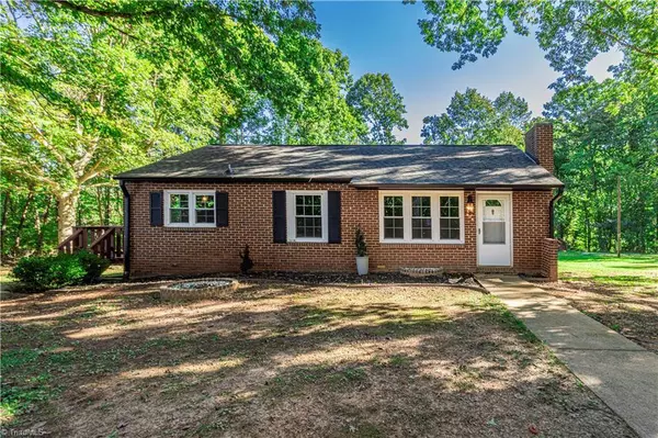 975 Pacific DR, Winston Salem, NC 27105