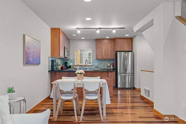 4331 9th AVE NE #B, Seattle, WA 98105