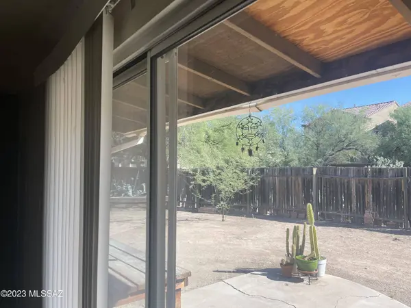 1122 E Greenlee Place, Tucson, AZ 85719