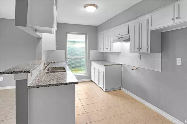 7018 Pinehook LN, Houston, TX 77016