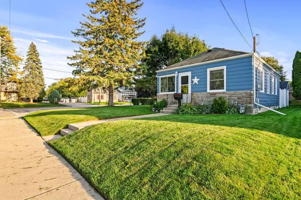 2943 E Whittaker Ave, Saint Francis, WI 53235