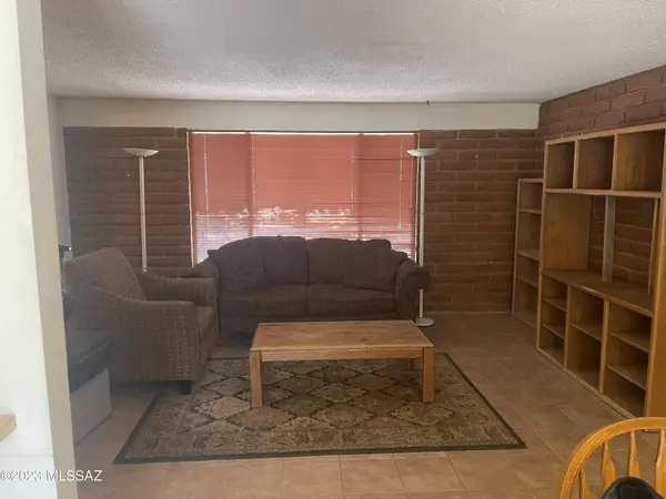 1122 E Greenlee Place, Tucson, AZ 85719