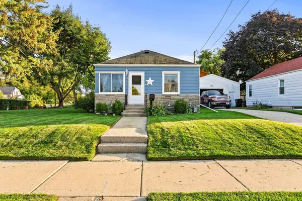 2943 E Whittaker Ave, Saint Francis, WI 53235