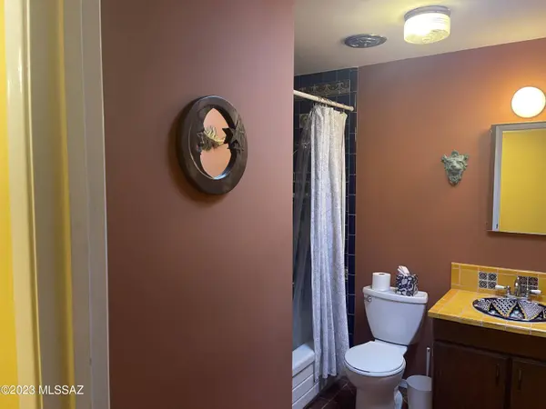 1122 E Greenlee Place, Tucson, AZ 85719