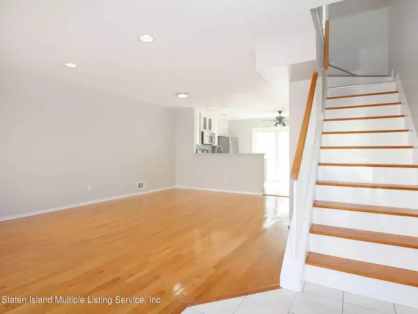 18 Iris Court, Staten Island, NY 10309