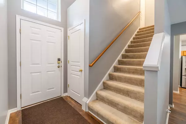 211 Black Hill DR, Streamwood, IL 60107